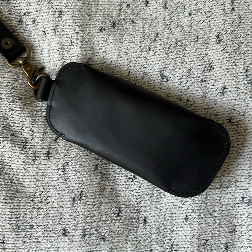 Black Leather Glasses Case Keychain - Picture 3 of 4